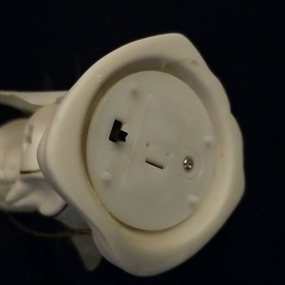 Kneeling Porcelain Angel - Picture 9 of 9